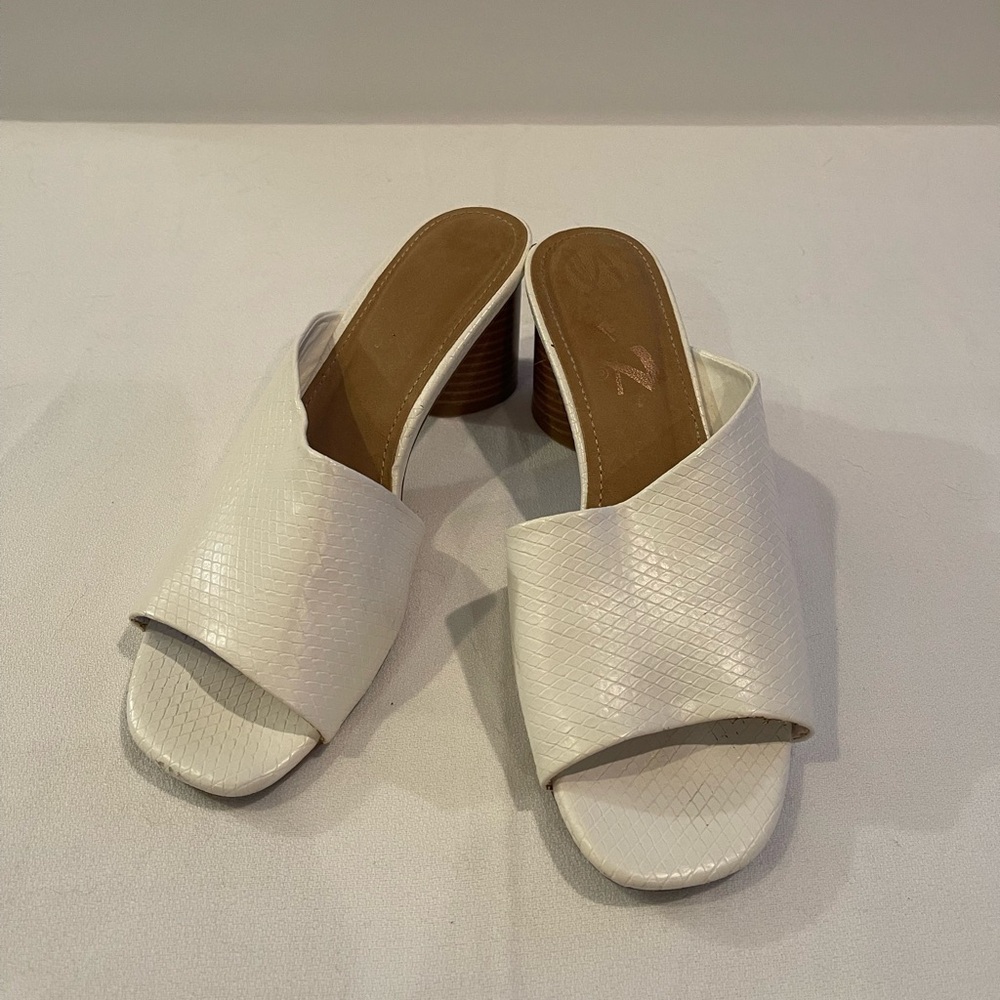 Seven7 White and Brown Mules with Textured Leather Size 11